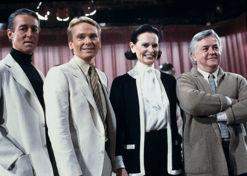 Los diseñadores Halston, Bob Mackie, Gloria Vanderbilt y Geoffrey Beene posan en el set de "Love Boat" en 1981.
