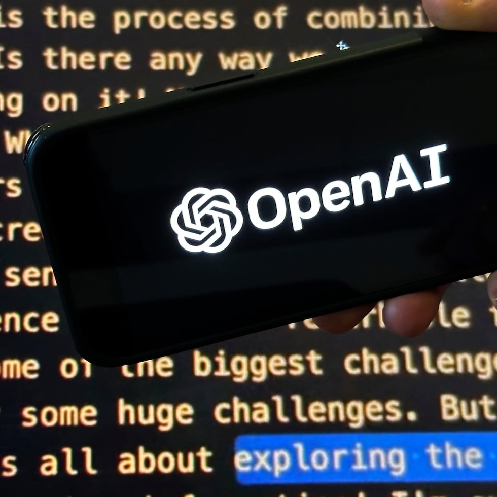 OpenAI ha dicho que ChatGPT ya cuenta con más de 800 millones de usuarios, pero muchos de ellos lo obtienen de forma gratuita. La empresa, con sede en San Francisco, también vende suscripciones pagadas, pero está perdiendo más dinero del que gana y ha estado buscando la forma de obtener ganancias.