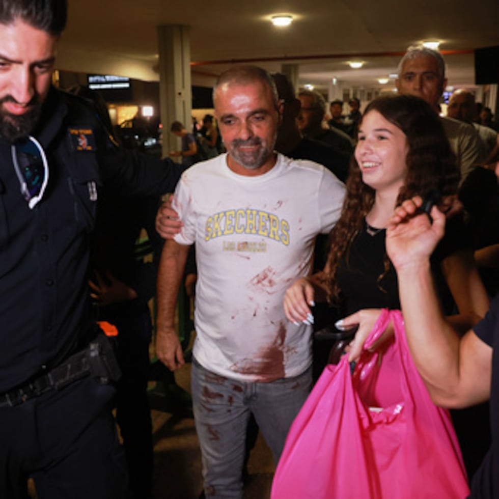 Yaniv Hayoun, un pasajero israelí del vuelo de Flydubai que realizó un aterrizaje de emergencia en Arabia Saudí, es recibido en la puerta de llegadas del aeropuerto internacional Ben Gurión, cerca de Tel Aviv.