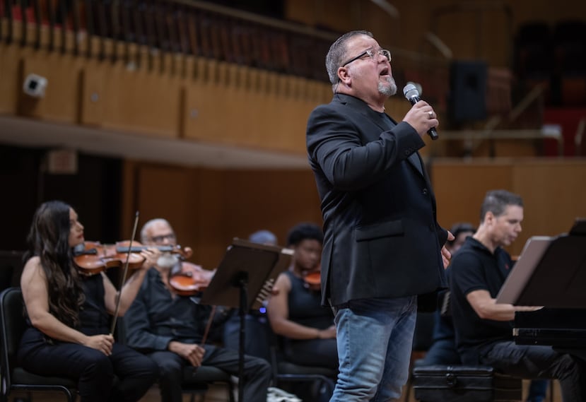 Manolo Mongil, quien se dio a conocer en la década de los 80’s por ser el cantante del grupo puertorriqueño Top Banana, ha procurado infundir vida y emoción en cada interpretación para honrar el legado de Barry Manilow.