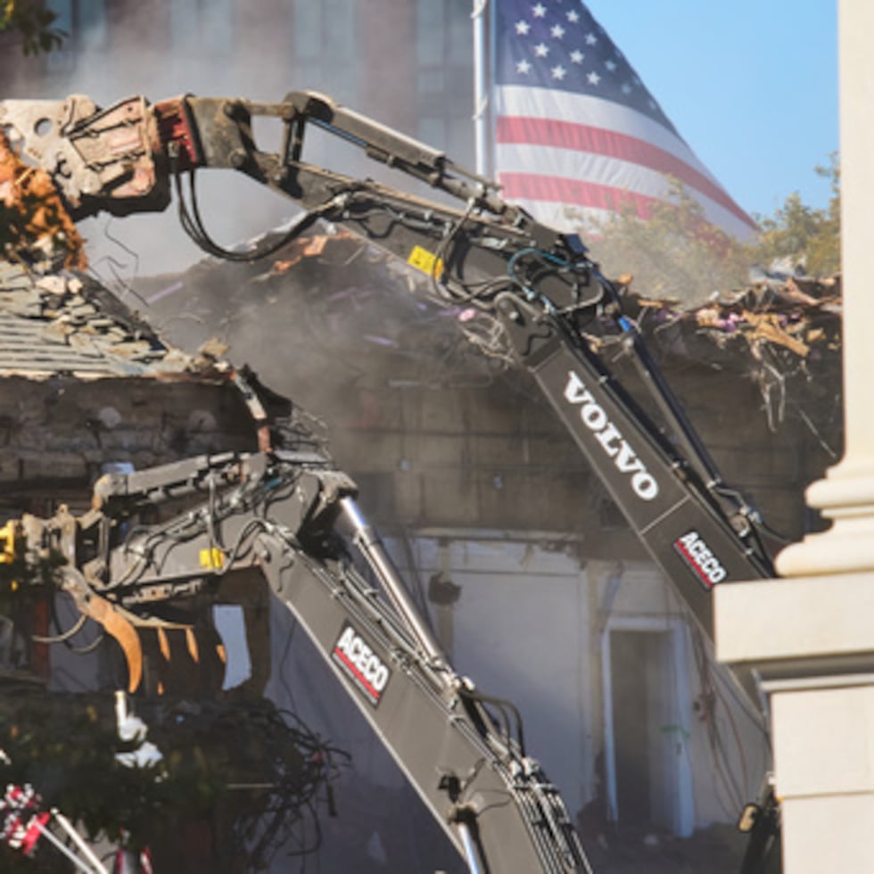 El presidente republicano y los principales funcionarios de la Casa Blanca habían dicho inicialmente que no se demolería nada durante la construcción.