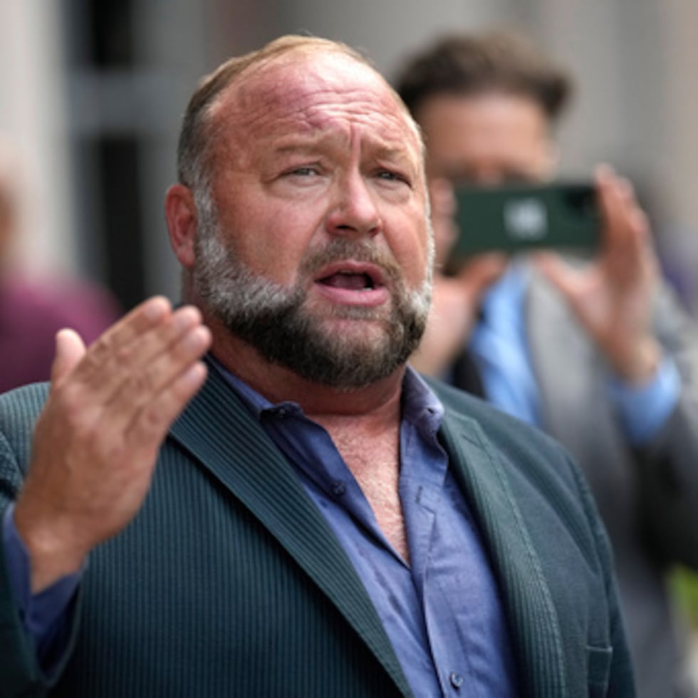 El conspiranoico de extrema derecha, Alex Jones, al llegar al juzgado de Houston.