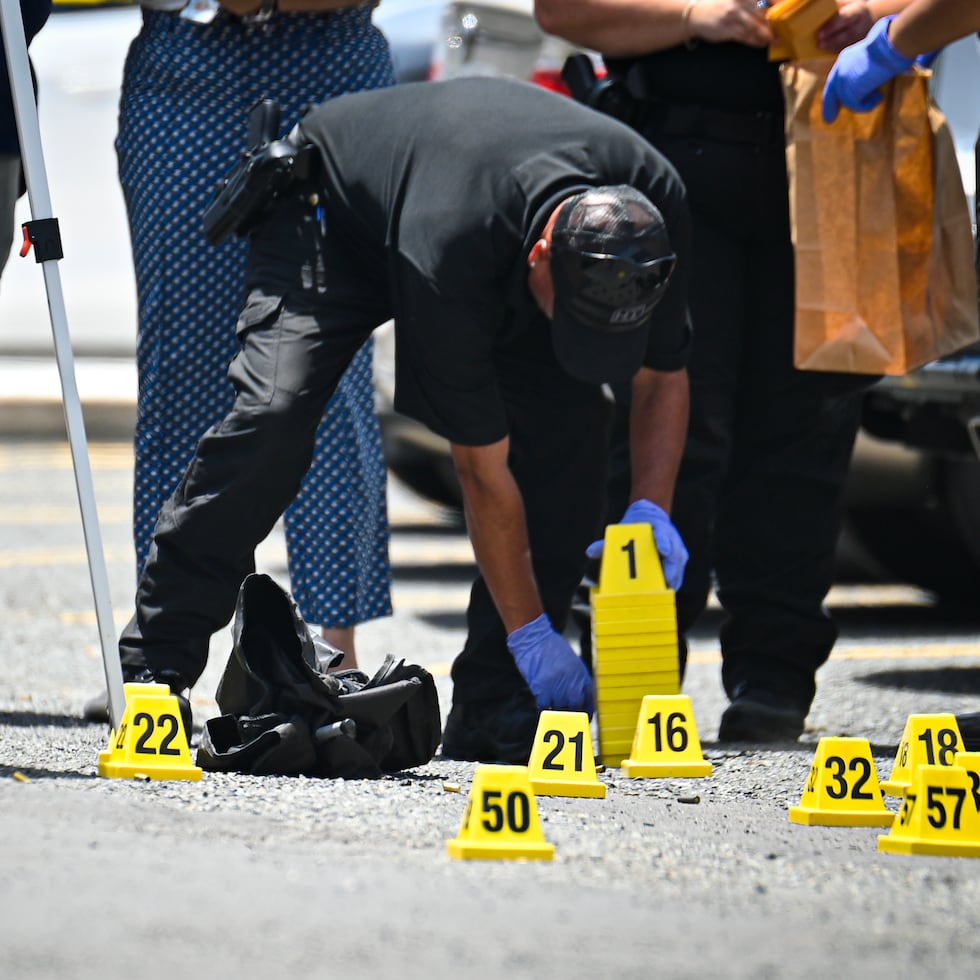 Monday morning began with reports of a double murder in Guayama, where a woman and a man were found dead inside a car.