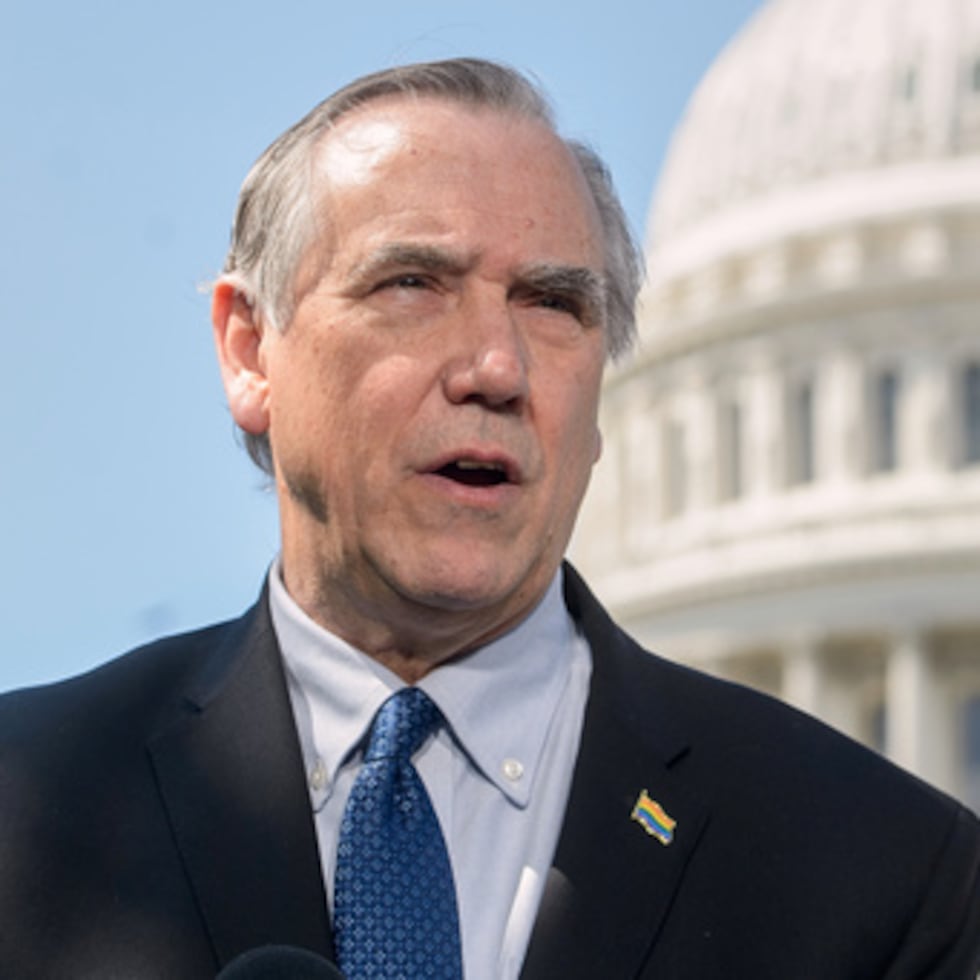 Merkley dijo durante su discurso que los republicanos eran los que estaban cerrando el gobierno ’para continuar la estrategia de recortar la atención médica de los estadounidenses’ después de aprobar recortes a Medicaid y otros programas durante el verano.
