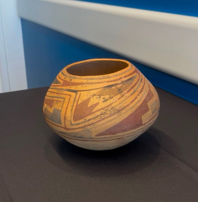 Fotografía cedida por el Consulado de México en Nueva York de un tecomate (un tipo de vasija con boca estrecha y sin cuello) modelado en barro, elaborado entre los años 700 y 1450 d.C.