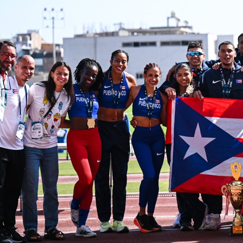 Parte del equipo de Puerto Rico celebra sus bicampeonatos en el Campeonato Iberoamericano de Atletismo 2026.