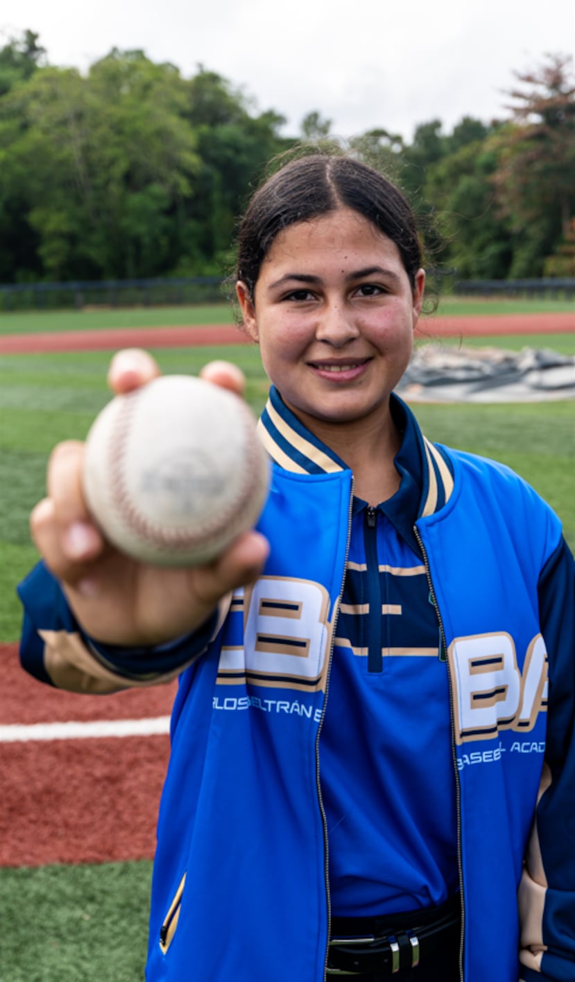 Charmariel Santiago Pabón, quien juega como jardinera y lanzadora, cursa el noveno grado de la Carlos Beltrán Baseball Academy (CBBA), en Florida.