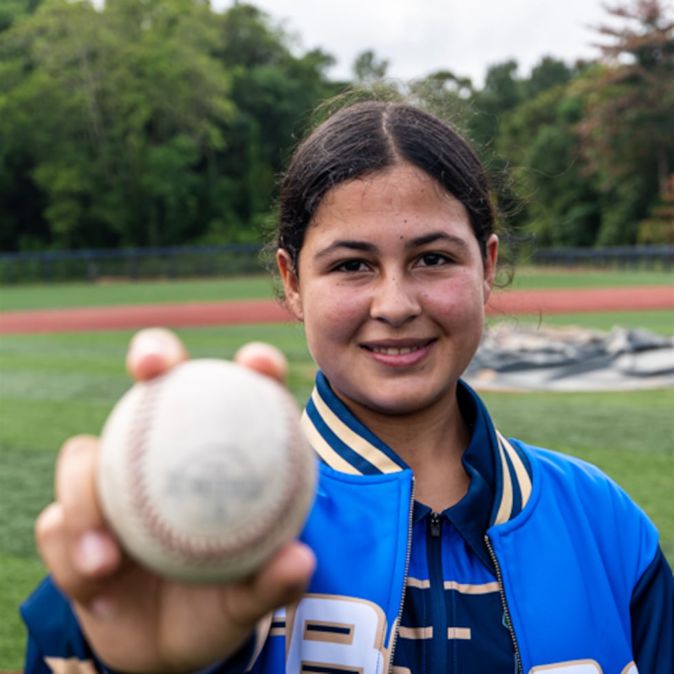 Charmariel Santiago Pabón, quien juega como jardinera y lanzadora, cursa el noveno grado de la Carlos Beltrán Baseball Academy (CBBA), en Florida.