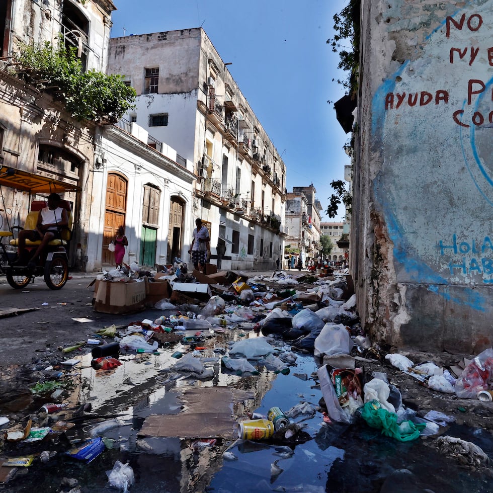 Montones de basura ocupan casi cada esquina de la capital, según las autoridades, por los camiones averiados y, sobre todo, la falta de combustible, agudizada por el fin del suministro desde Venezuela tras la captura de su presidente, Nicolás Maduro.