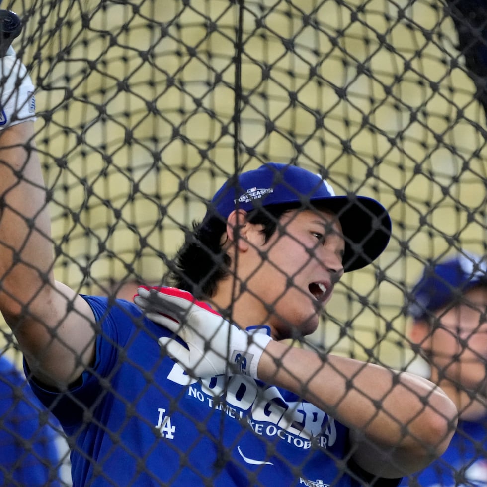 Shohei Ohtani tomando un turno el viernes durante la práctica de bateo de los Dodgers un día antes del inicio de las Series Divisionales este sábado.
