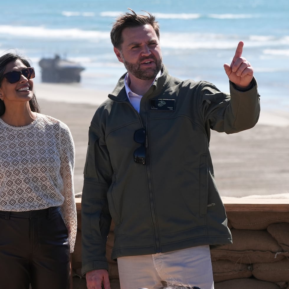 El vicepresidente de Estados Unidos, JD Vance, derecha, y su esposa, Usha Vance, miran una demostración de los marines en el marco de las actividades para conmemorar el aniversario número 250 del Cuerpo de Infantería de Marina, el 18 de octubre de 2025, en la Base del Cuerpo de Infantería de Marina en Pendleton, en Camp Pendleton, California.
