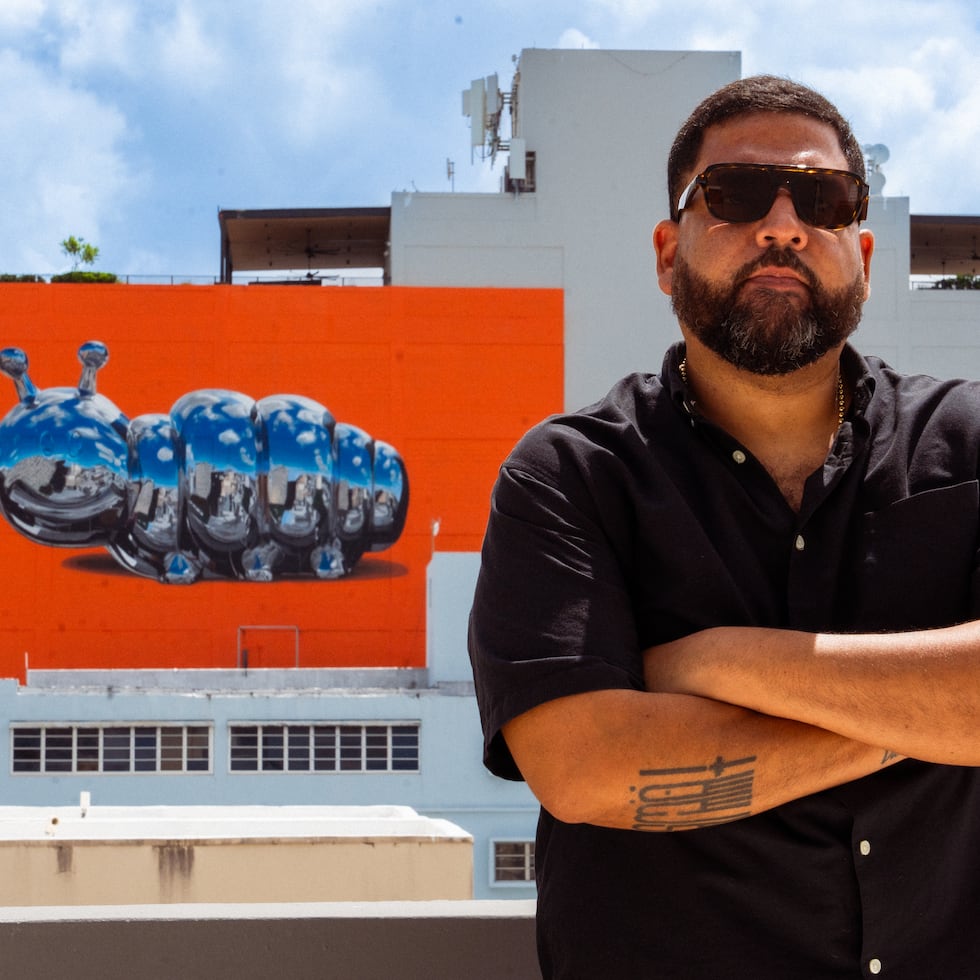 El muralista puertorriqueño Bik Ismo creó la obra "Oruga cromada", que está localizada en el exterior del edificio Oasis Santurce en la avenida Ponce de León.