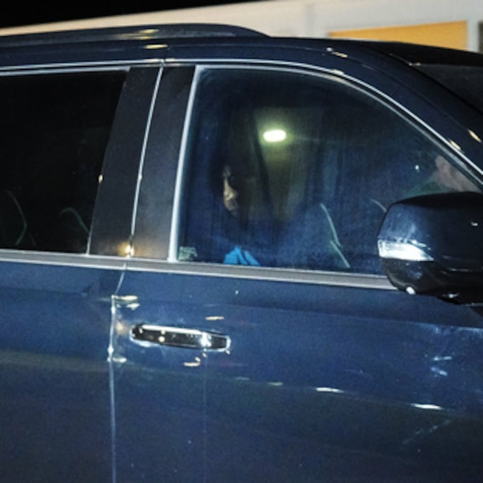 Tiger Woods abandona las instalaciones carcelarias de la Oficina del Sheriff del Condado de Martin tras su implicación en un accidente de tráfico en el que fue arrestado por conducir bajo los efectos del alcohol el viernes 27 de marzo.