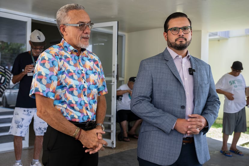 Ramón Rosario, presidente de A&M Contract, y Alejandro Salgado, administrador de Vivienda Pública, visitaron hoy el complejo Leopoldo Figueroa, en Río Piedras.
