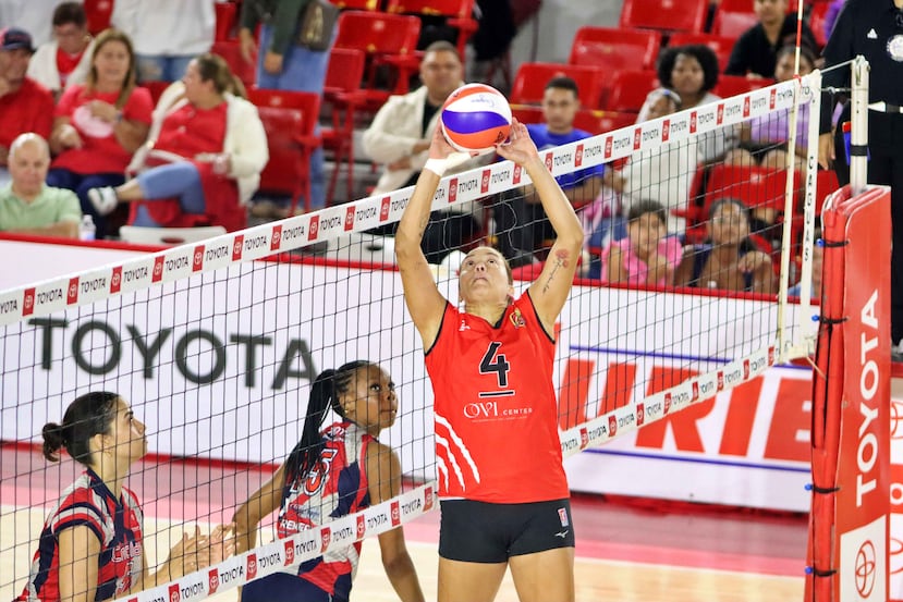 La colocadora de las Leonas, Raymariely Santos, tiene un duelo con su contraparte de las Cangrejeras, Wilmarie Rivera.