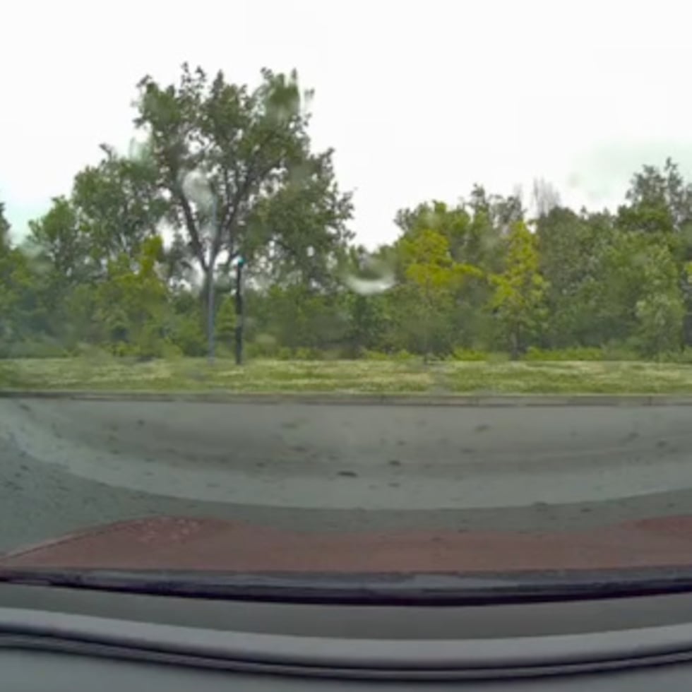 Esta imagen tomada de un vídeo muestra una vista desde la cámara de un auto cuando un meteorito produjo dos fuertes estampidos sobre Cambridge, Massachusetts.