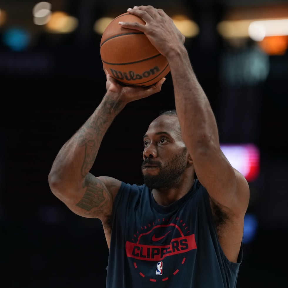 El alero de los Clippers de Los Ángeles, Kawhi Leonard, calienta antes de un partido de baloncesto.