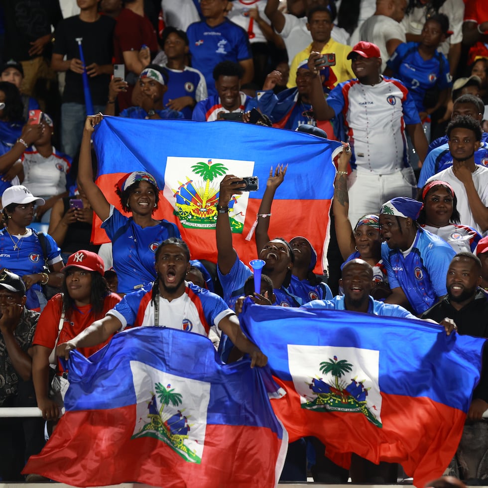 Aficionados de Haití animan en un partido de la Liga de Naciones Concacaf entre República Dominicana y Haití en el Estadio Olímpico Felix Sánchez en Santo Domingo.
