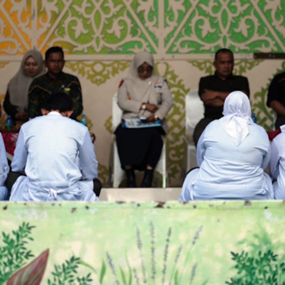 Las personas condenadas por infringir la ley islámica, entre las que se encuentra una pareja no casada declarada culpable de besarse durante una retransmisión en directo en TikTok, esperan su turno para ser azotadas públicamente en Banda Aceh