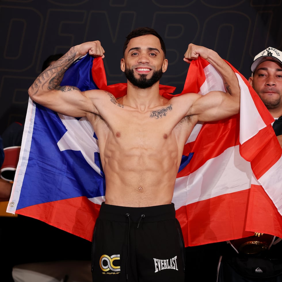 Oscar Collazo celebrates his victory over Neider Valdez on Saturday.