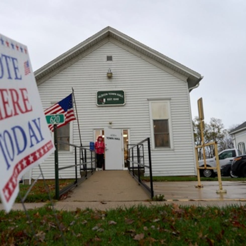 ARCHIVO - Un votante sale del Ayuntamiento de Albion después de depositar su voto el día de las elecciones, 5 de noviembre de 2024, en Albion, Wisconsin (AP Photo/Kayla Wolf, File)