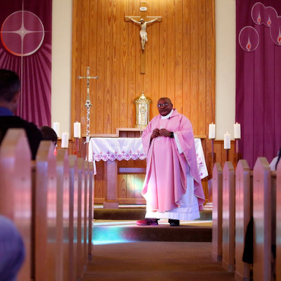 El reverendo Athanasius Abanulo, de Nigeria, celebra misa en la Iglesia Católica de la Sagrada Familia en Lanett, Alabama, el domingo 12 de diciembre de 2021. Es uno de los numerosos clérigos internacionales que ayudan a aliviar la escasez de sacerdotes en Estados Unidos sirviendo en diócesis católicas de todo el país.