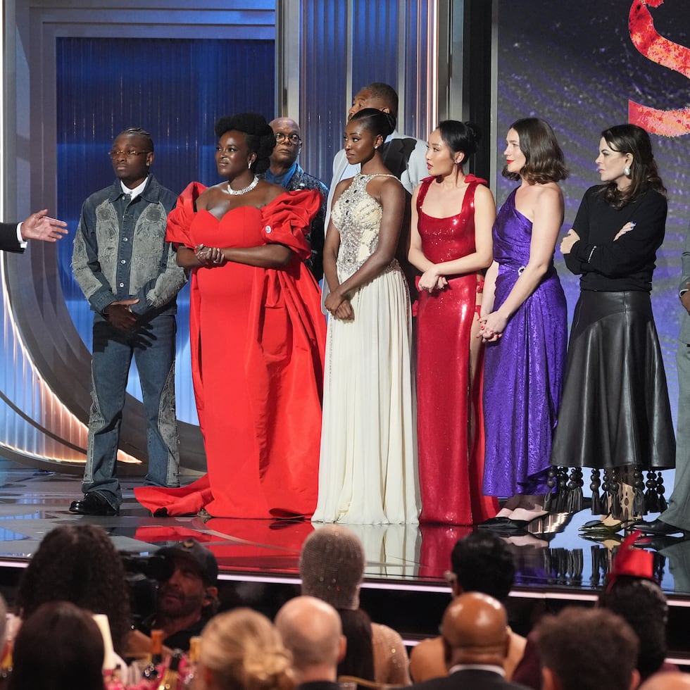 Delroy Lindo, de izquierda a derecha, Miles Canton, Wunmi Mosaku, Omar Benson Miller, Jayme Lawson, Li Jun Li, Lola Kirke, Francine Maisler y Michael B. Jordan aceptan el premio a la actuación destacada de un elenco en una película por "Sinners" durante los Premios al Actor en el Shrine Auditorium and Expo Hall de Los Ángeles. (Foto AP/Chris Pizzello)