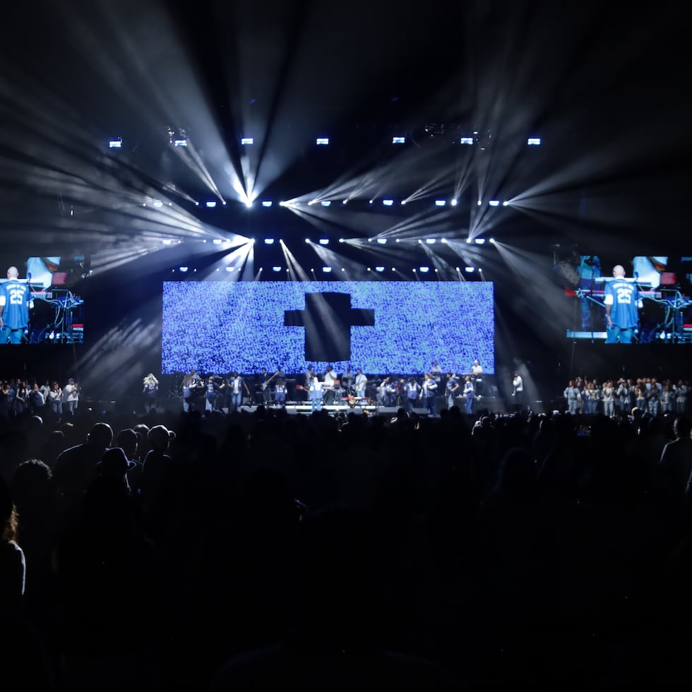 La producción contó con un imponente despliegue artístico, incluyendo un coro de 60 voces y más de 45 personas en tarima, elevando cada momento a un nivel de excelencia y emotividad.