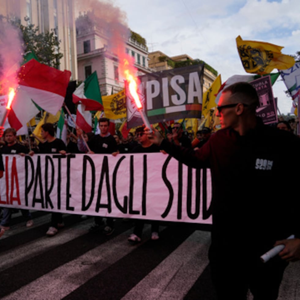 Miembros de grupos estudiantiles de derecha desfilan por las calles de Roma el sábado 24 de octubre de 2026, durante una manifestación denominada «Desbloqueadlo todo», organizada en respuesta a las recientes protestas estudiantiles de izquierda y que forma parte de una serie de manifestaciones convocadas por grupos de todo el espectro político. (Foto AP/Gregorio Borgia)