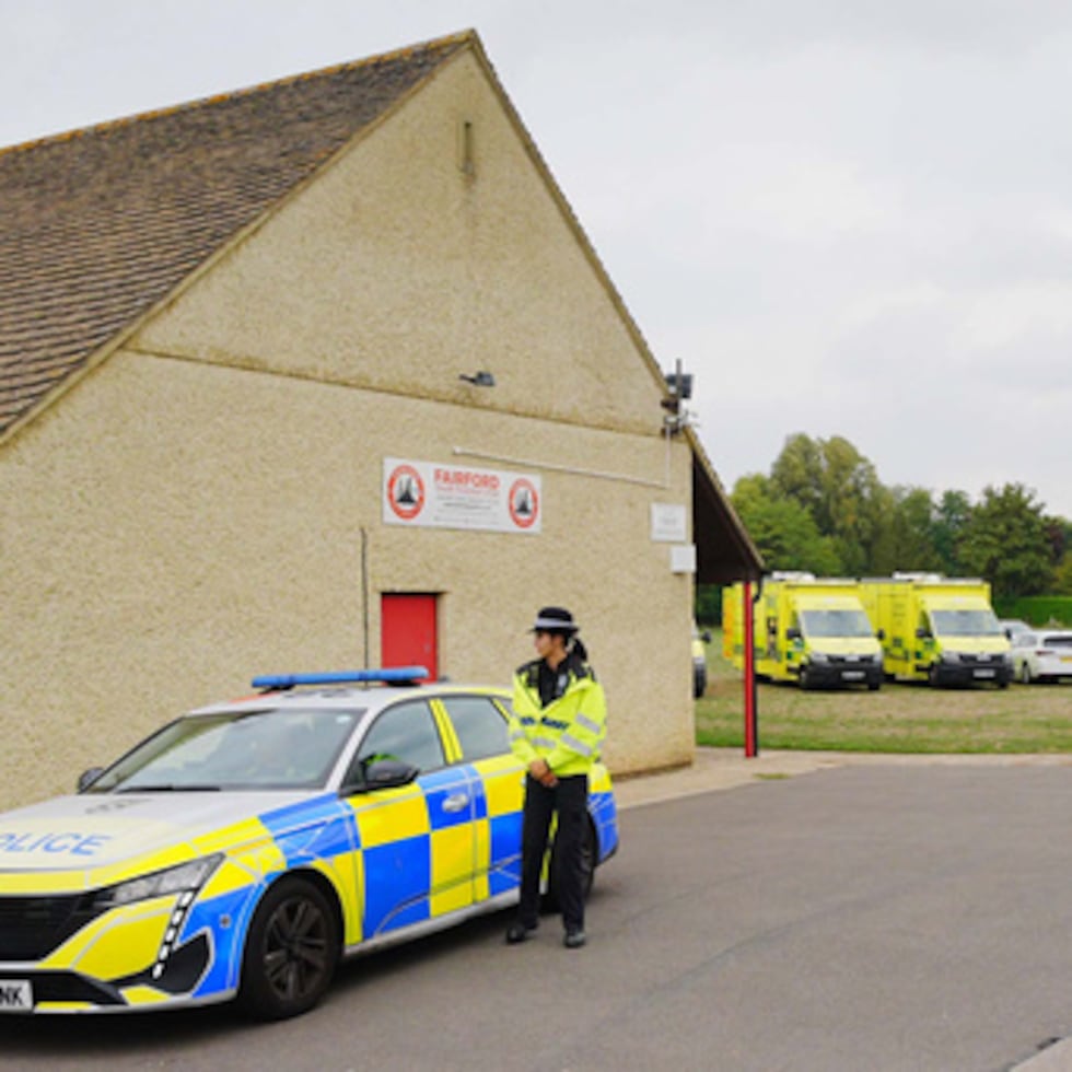 Servicios de emergencia en el lugar de un incidente cerca de la base aérea de la RAF en Fairford, en Whelford, Inglaterra.