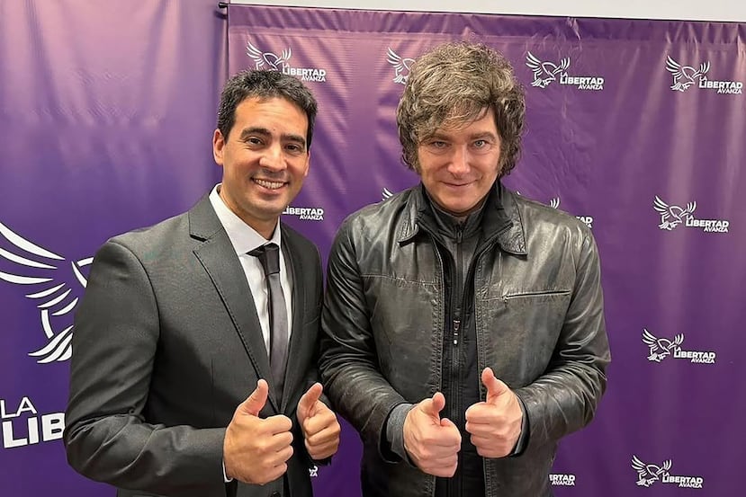 Javier Milei (d), posando junto al economista Adrián Osvaldo Ravier. Milei nombró este viernes a Adrián Osvaldo Ravier como nuevo portavoz de su Gobierno, informó el jefe de Gabinete del Ejecutivo y quien ejerce ese cargo en la actualidad, Manuel Adorni, investigado por enriquecimiento ilícito.