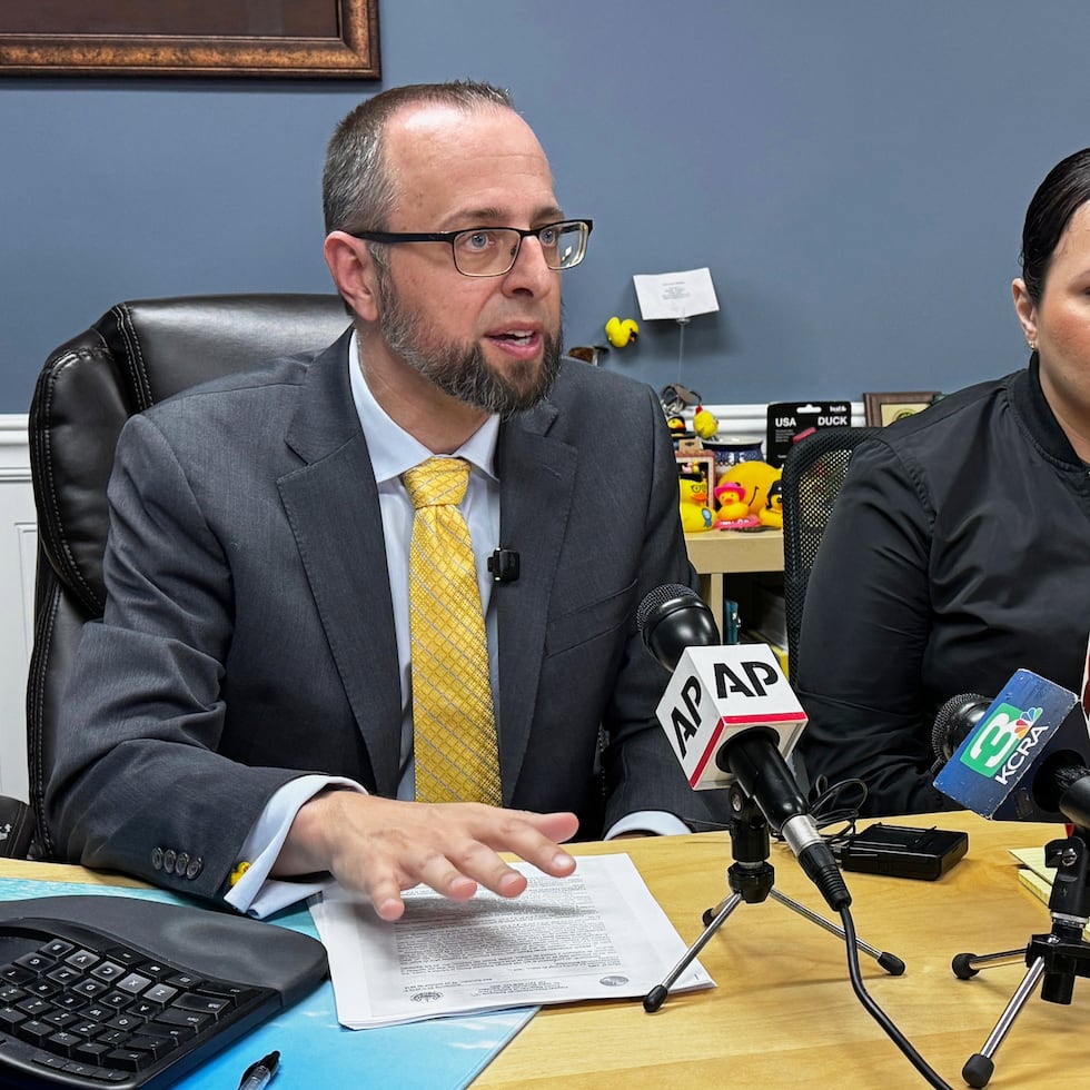 El abogado Patrick Kolasinski, quien representa a Mendoza y a su familia, señaló durante una conferencia de prensa que su cliente ha sido detenido por infracciones menores de tránsito, pero no tiene antecedentes penales en Estados Unidos y no es objeto de una orden de arresto en El Salvador, donde fue absuelto de asesinato.