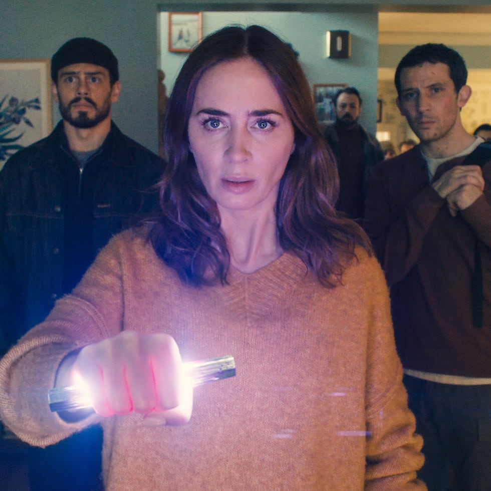 Esta imagen, difundida por Universal Pictures, muestra a Colman Domingo, Tommy Martinez, Emily Blunt y Josh O'Connor, de izquierda a derecha, en una escena de "Disclosure Day". (Universal Pictures and Amblin Entertainment via AP)