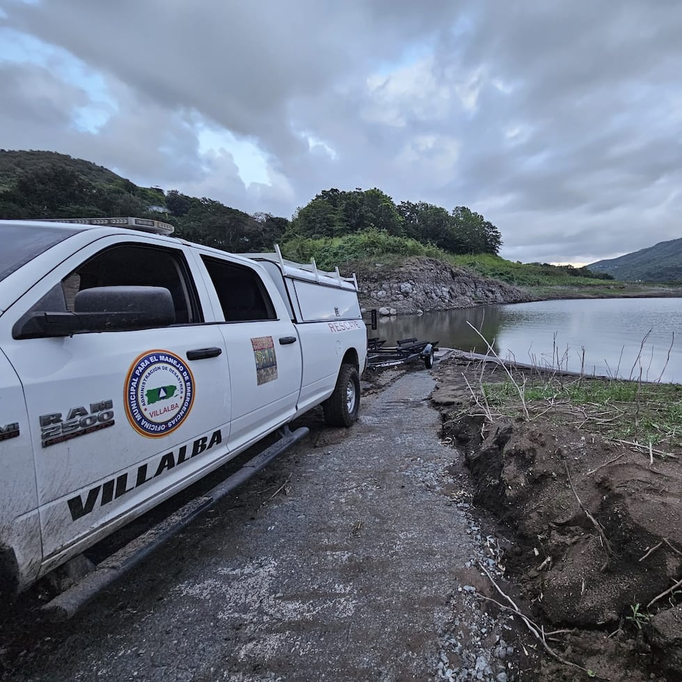 Las autoridades continúan esta noche con la búsqueda de uno de los dos pescadores que fueron impactados por un rayo en el lago Toa Vaca, en Villalba, luego de que cayera en el agua.