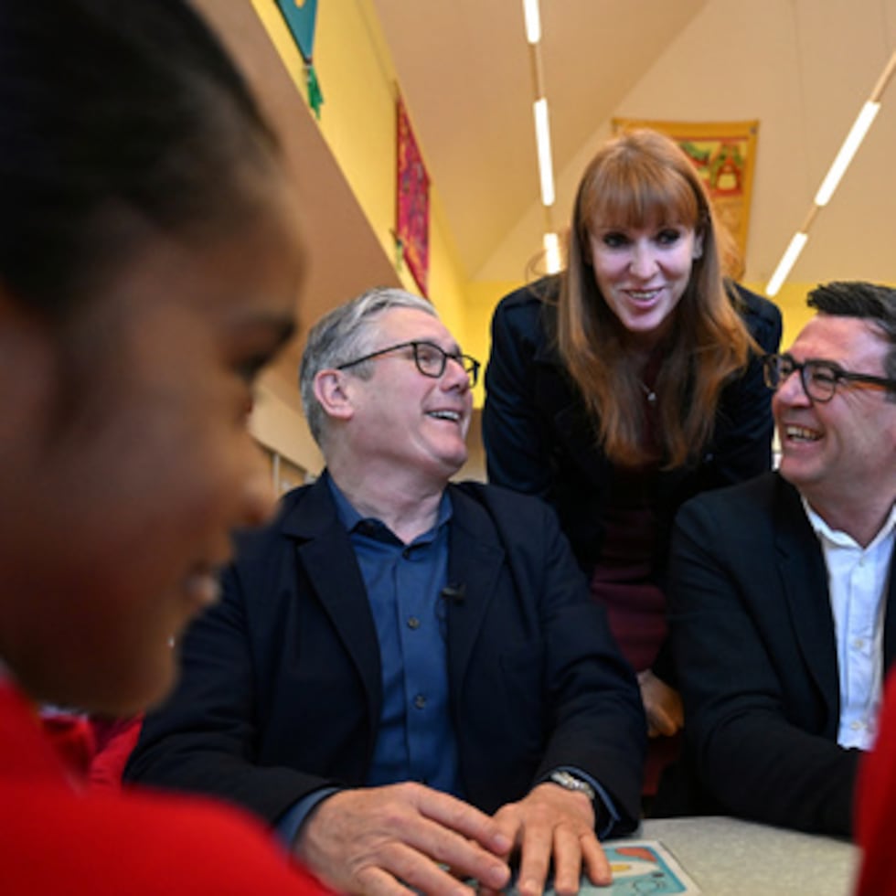 El primer ministro británico, Keir Starmer (izquierda), la ex viceprimera ministra Angela Rayner y el alcalde de Manchester, Andy Burnham, se reúnen en una escuela. Rayner y Burnham sobre posibles candidatos para sustituir a Starmer.