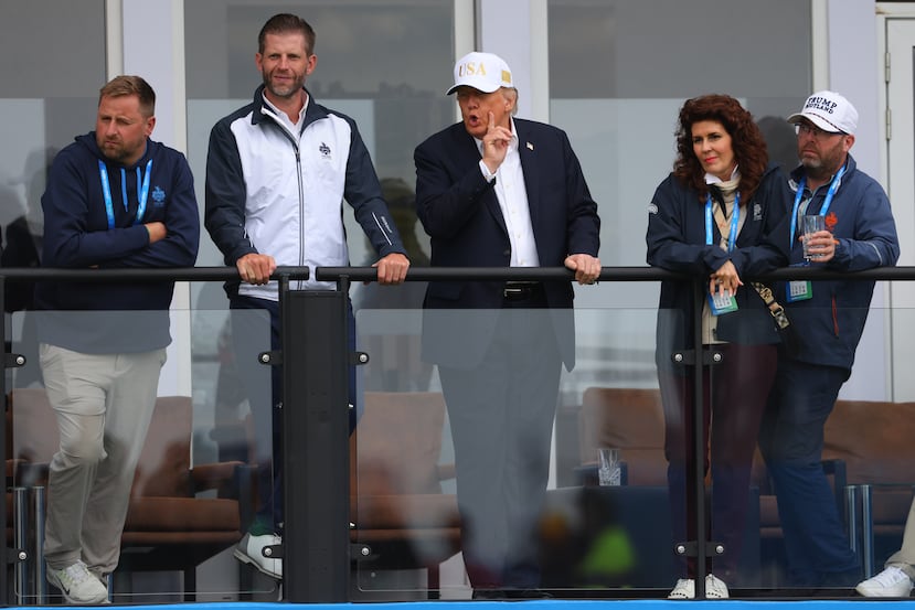 El presidente de Estados Unidos, Donald Trump, y su hijo Eric Trump observan el juego durante el Abierto de Irlanda en el campo Trump International Golf Links en Doonbeg, Irlanda, el sábado 12 de septiembre de 2026. (Foto AP/Peter Morrison)