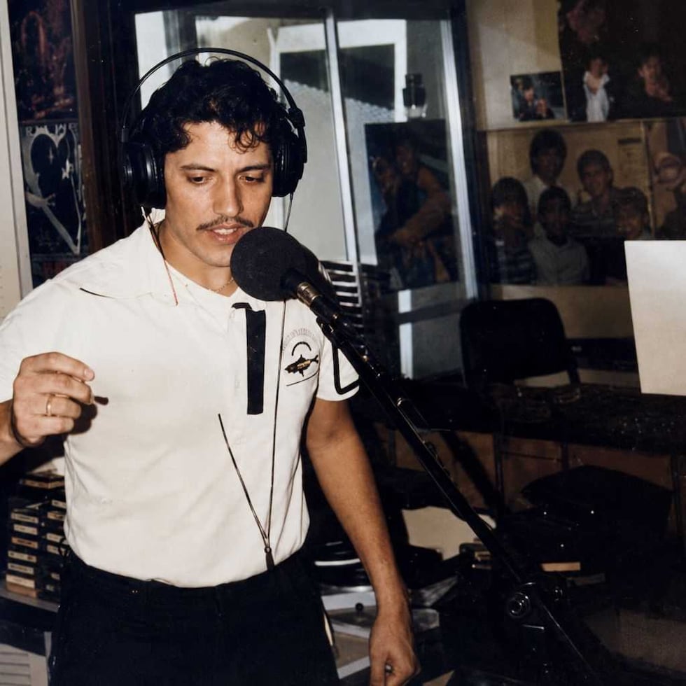 Tomás Ramos Cruz —nombre de pila del locutor— se abrió paso en la industria como DJ en cumpleaños y quinceañeros a los 12 años. A los 15, comenzó a trabajar en una emisora de su pueblo natal, Aguadilla, donde nació su nombre artístico Red Shadow, con el que años después labraría una exitosa carrera, siendo testigo de la evolución del medio y de distintas generaciones de oyentes.