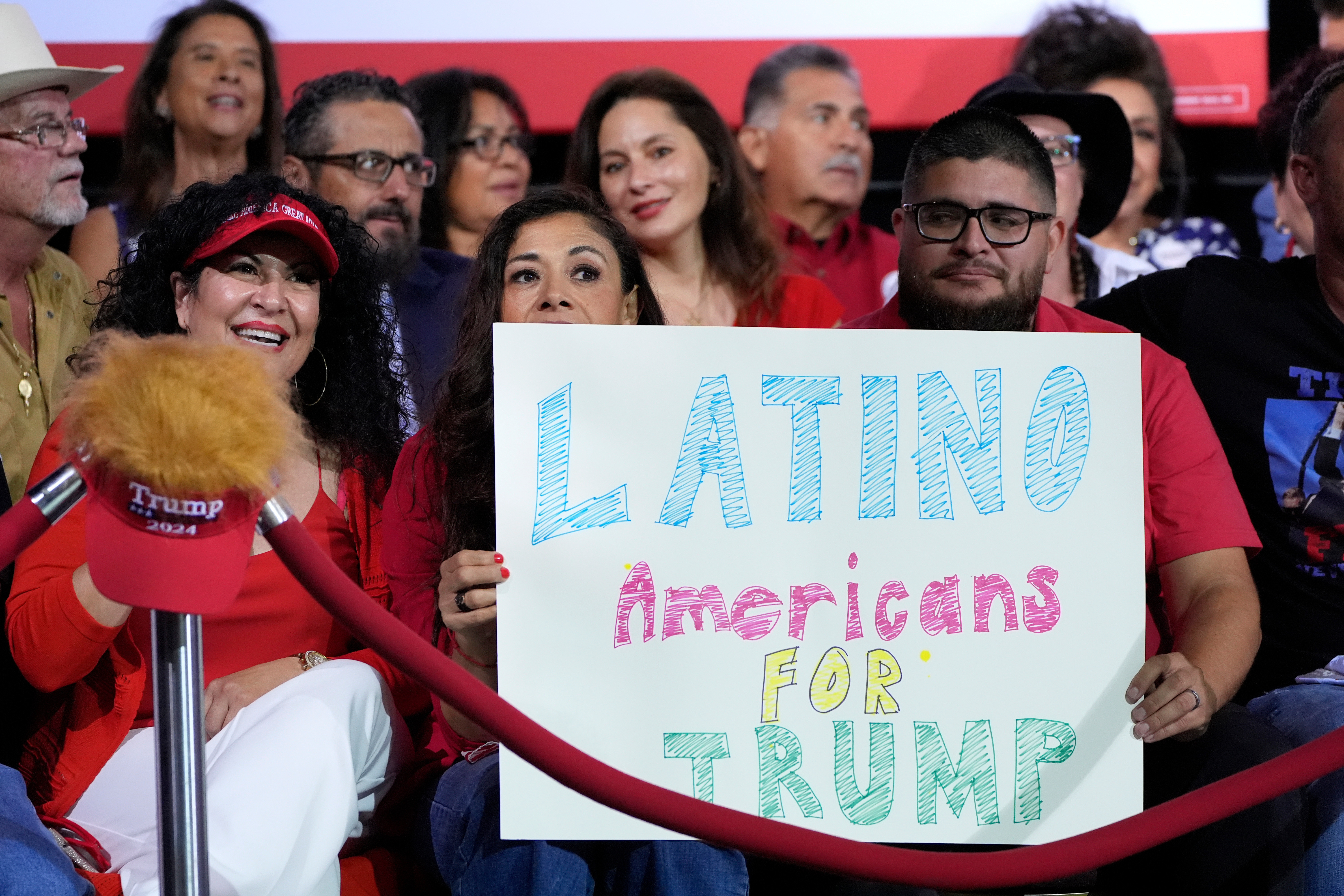 Simpatizantes sostienen un letrero antes de que el candidato y expresidente republicano Donald Trump llegue para pronunciar un discurso en un evento de campaña, el 12 de septiembre de 2024, en Tucson, Arizona.