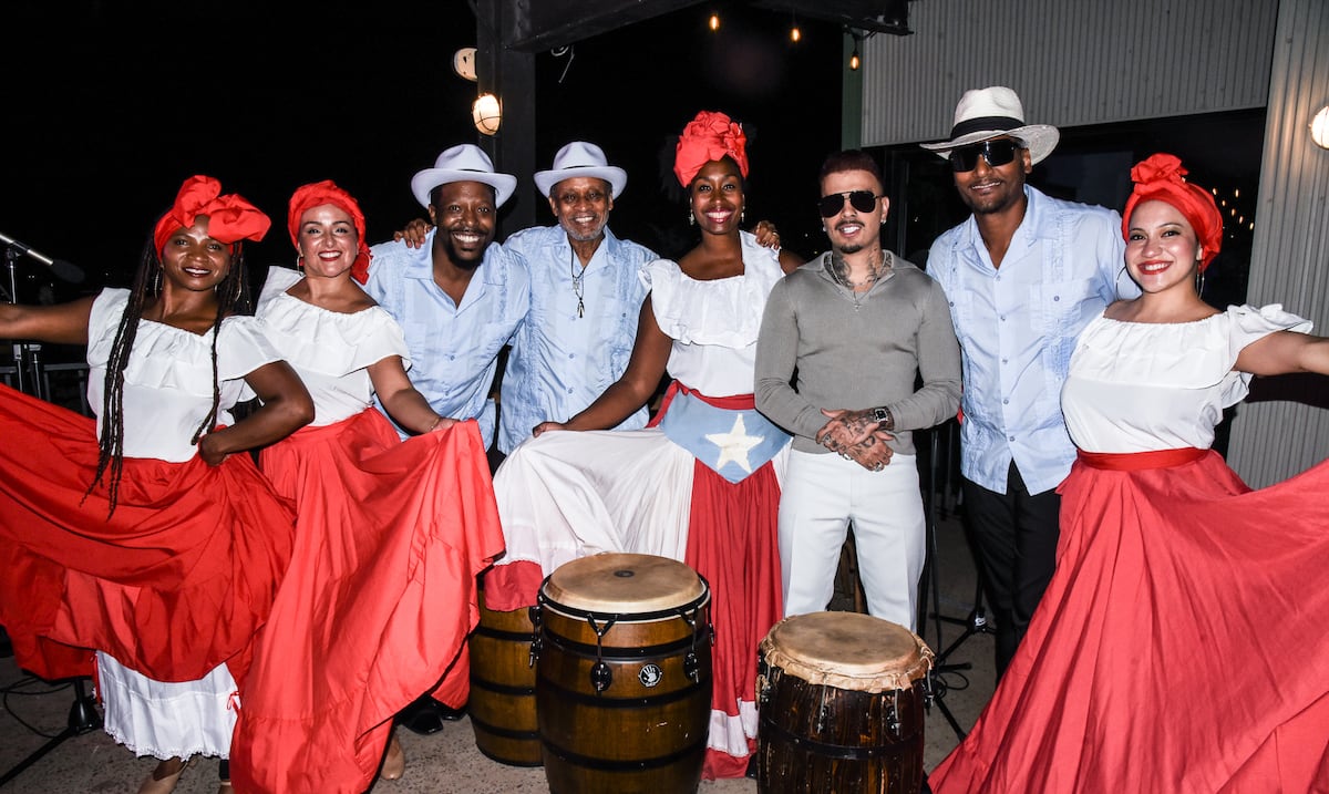 Rauw Alejandro celebra la identidad boricua en cena cultural en Brooklyn