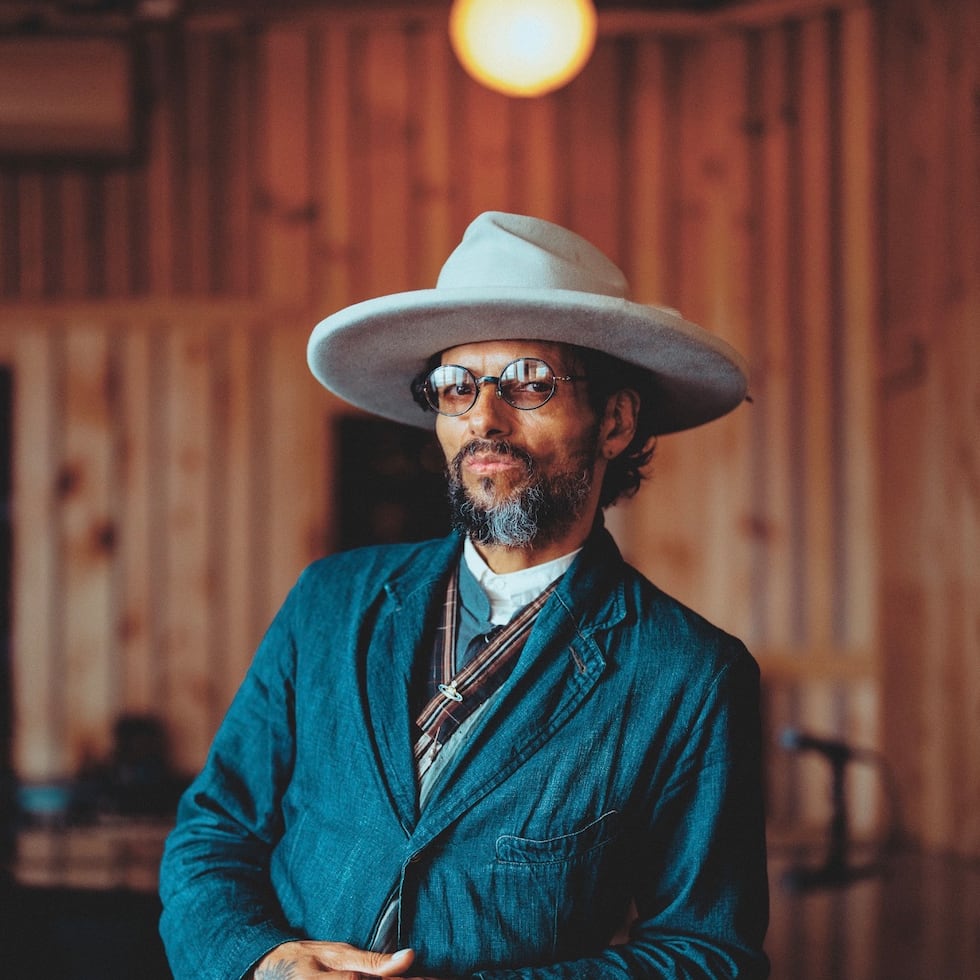 “Montserrat” es el primer sencillo y video de su nuevo álbum, Olas de Luz.