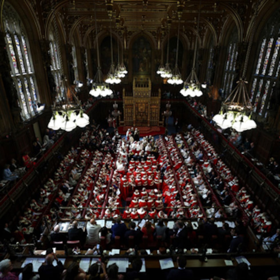 La Cámara de los Lores está compuesta por más de 850 miembros vitalicios que ostentan los títulos de “Lord” o “Lady”.