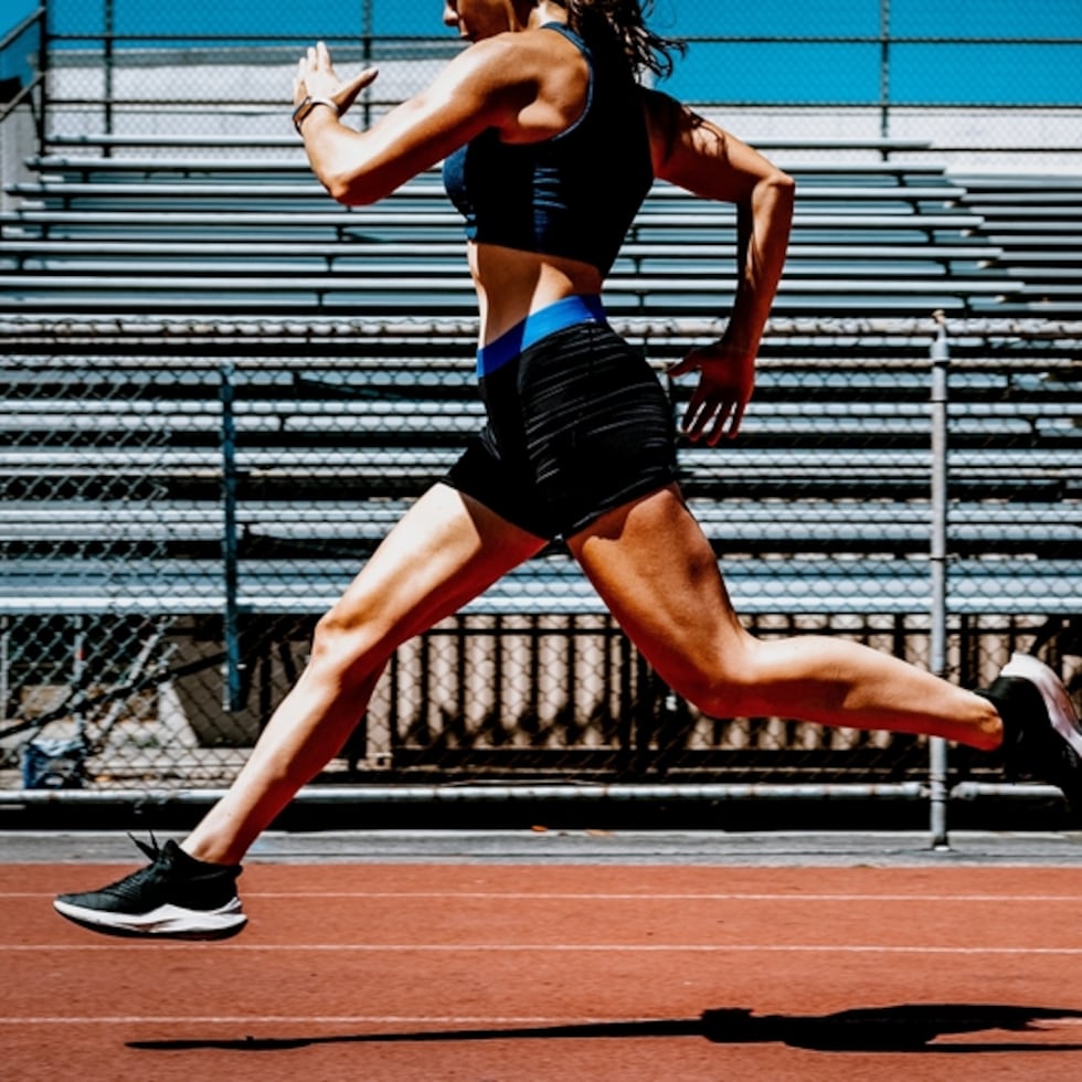 Las atletas femeninas presentan un mayor riesgo a problemas relacionados con la alimentación y la imagen corporal debido a presiones sociales y estándares estéticos específicos del deporte.