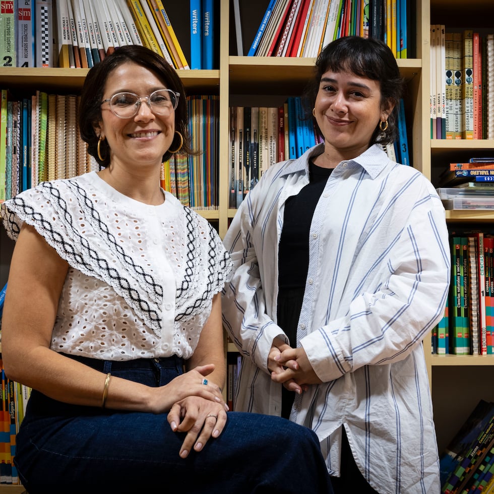Las escritoras Carla Torres Dávila y Mariana González.