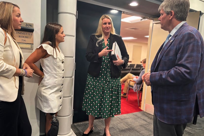 ARCHIVO - Lulu Gribbin (segunda por la izquierda), una adolescente de Alabama que sobrevivió a un ataque de tiburón en 2024, conversa con la abogada Charlanna Skaggs (segunda por la derecha) y el legislador estatal de Alabama David Faulkner (derecha) en la sede del gobierno estatal en Montgomery, Alabama, el 9 de abril de 2025. (Foto AP/Kim Chandler, archivo)