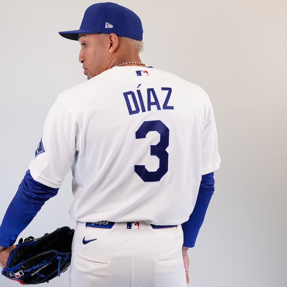 Foto de equipo 2026 de Edwin Díaz con los Dodgers.