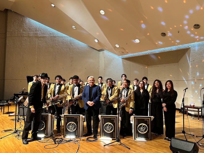 Richie Ray junto al grupo de estudiantes.