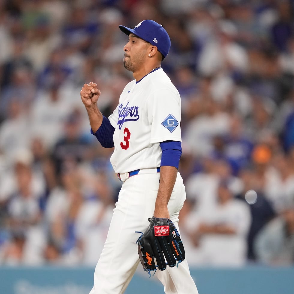 Edwin Díaz celebra aliviado el último out del juego para apuntarse su séptimo rescate de la campaña.