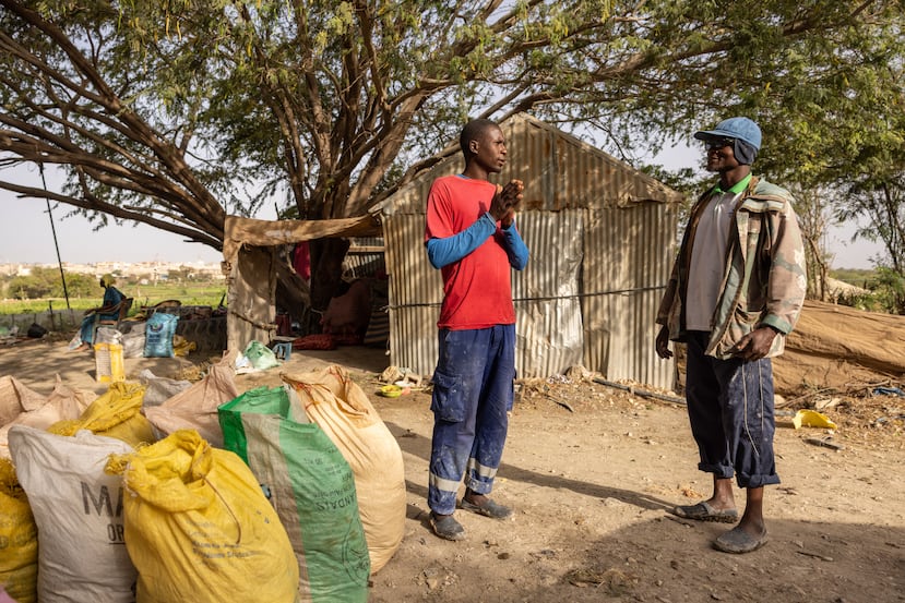 Abou Sow, a la izquierda, y Farah Jammeh hablan sobre alternativas orgánicas locales a los fertilizantes químicos en Rufisque.