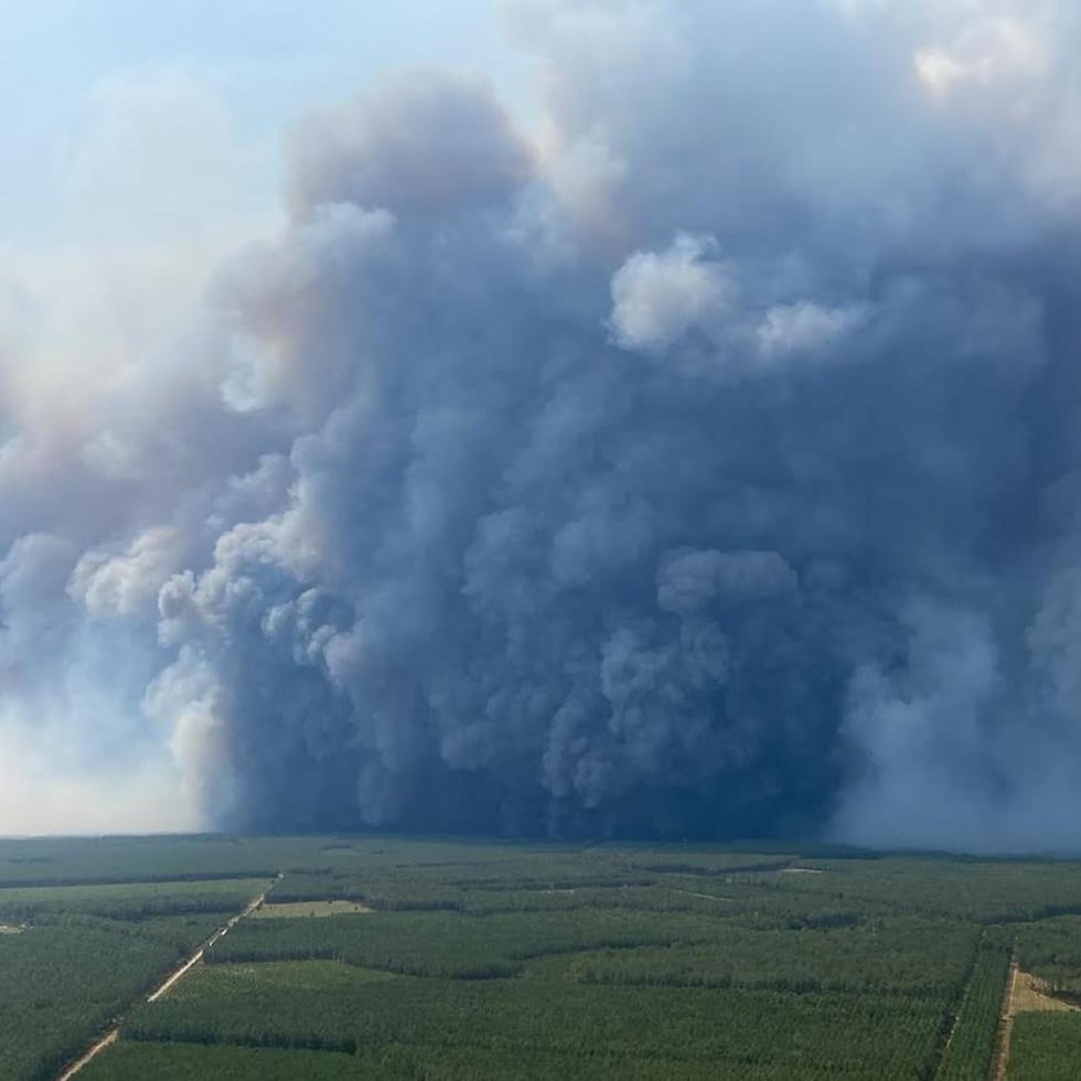 Oficiales captaron desde un helicóptero la nube gigante que se ha levantado por los incendios forestales en Saumos, Francia.