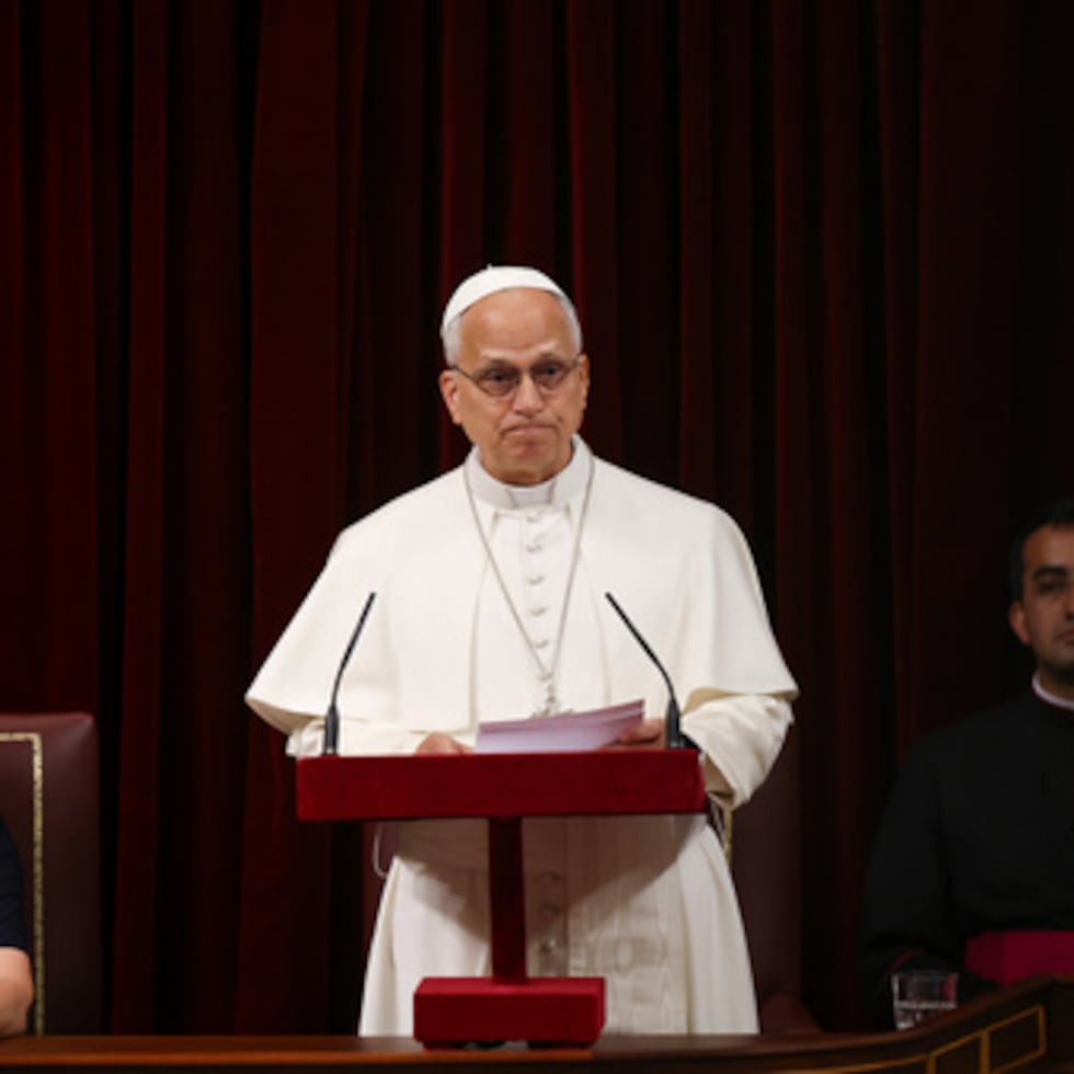 Francina Armengol, presidenta del Congreso de los Diputados de España, mira mientras el papa León XIV habla en el Parlamento español.